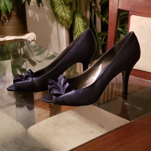 Shoes - Picture 2 of 4